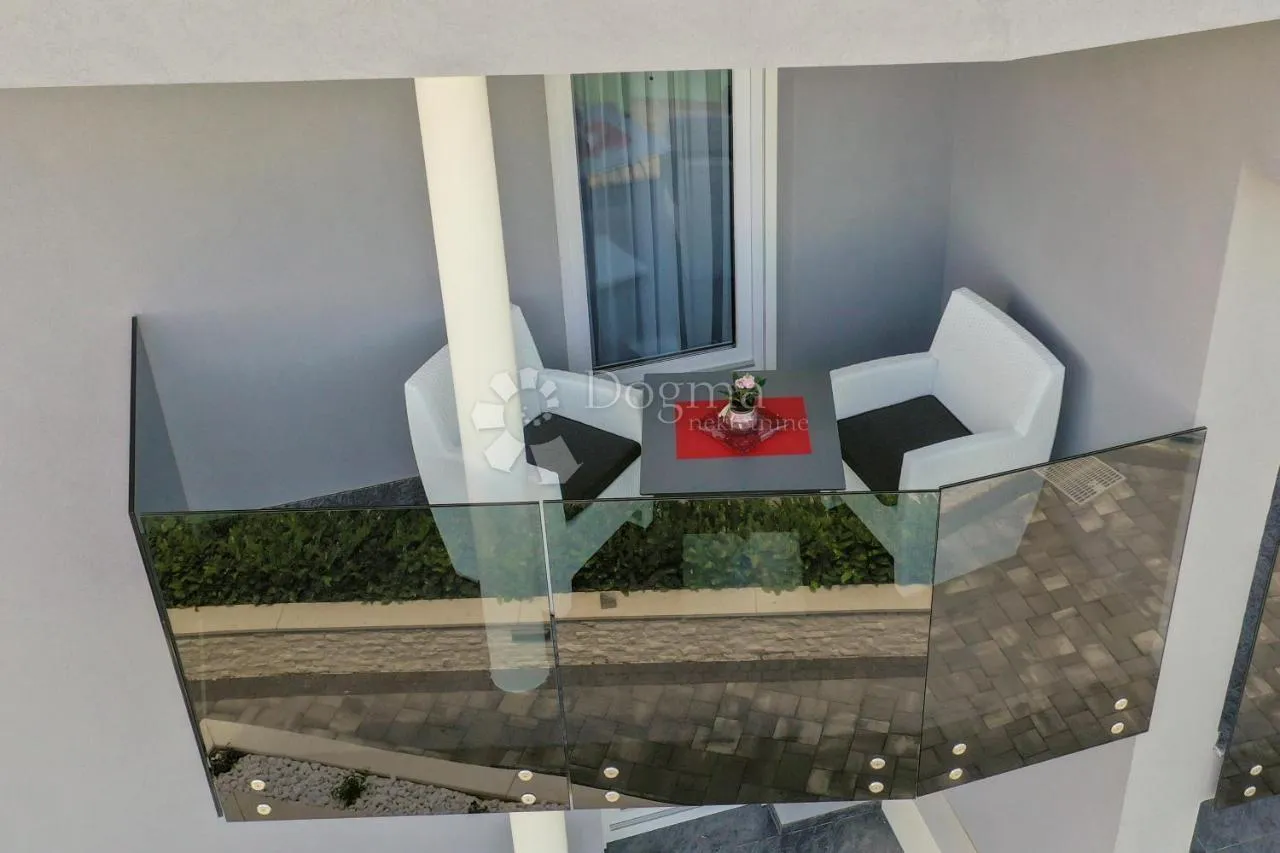 moderna villa na otoku krku s bazenom - slika 26