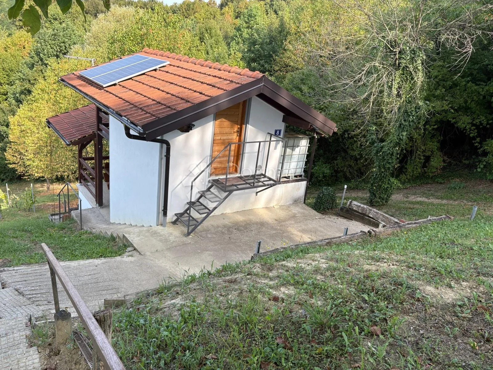 šarmantna vikend kućica s velikom okućnicom, privatnošću i vlastitim izvorima energije i vode - slika 9