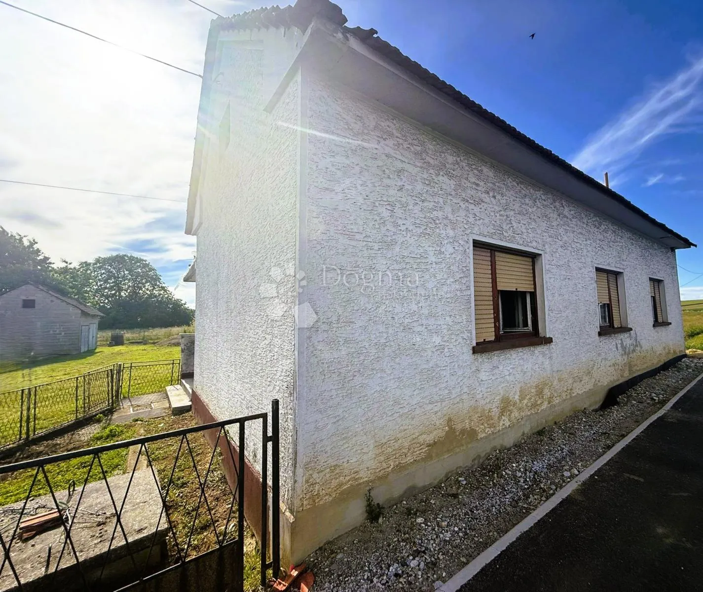 kuća s dvorištem i zemljištem u štrukovcu - slika 2