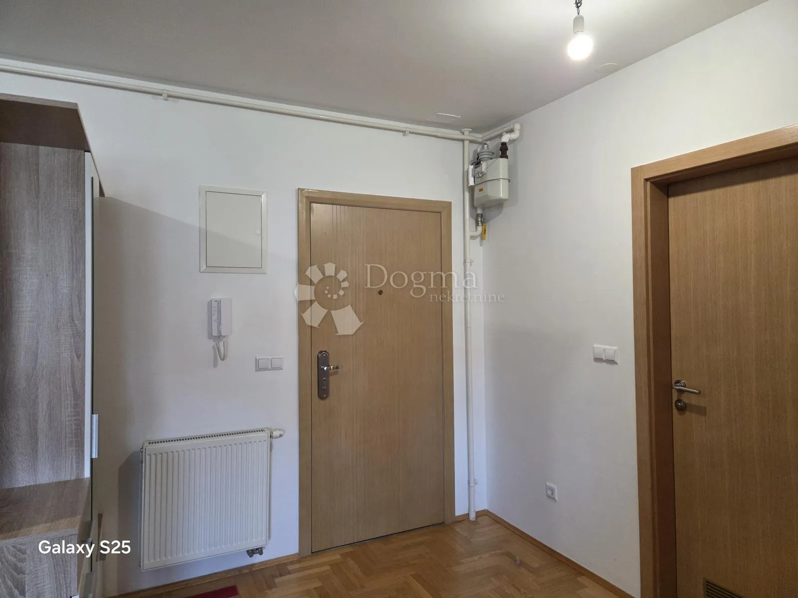 dugo selo dvosoban stan 51 m2 sa garažnim parkirnim mjestom i ostavom - slika 5