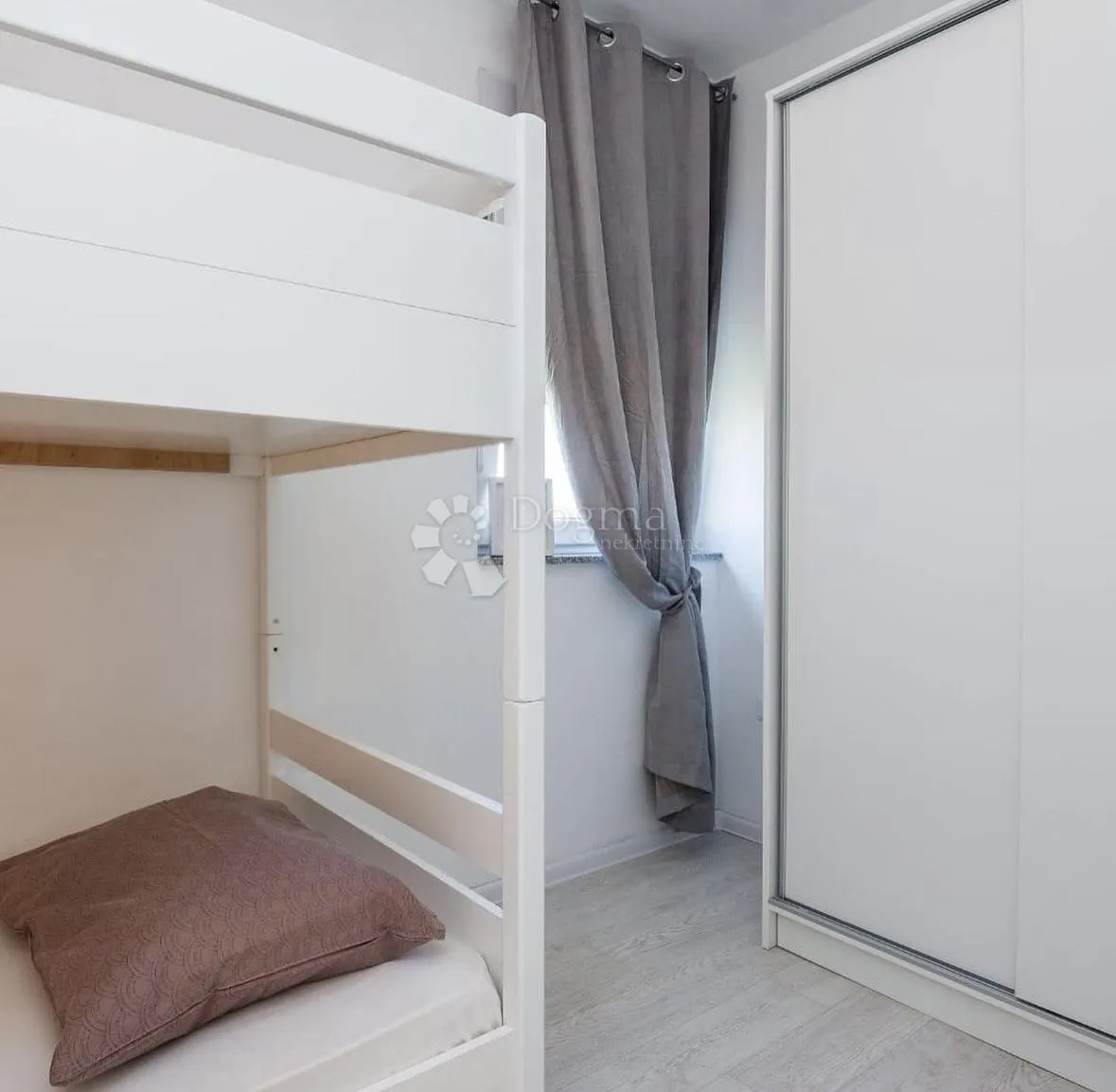 prodaje se kat kuće s dva moderno namještena apartmana centar vira - slika 16