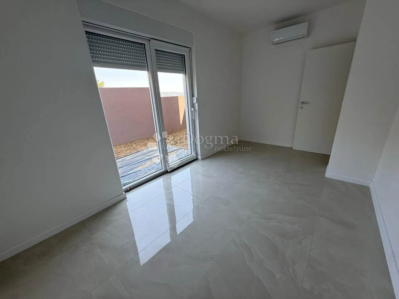 apartman novogradnja seline prizemlje sa vrtom - slika 8