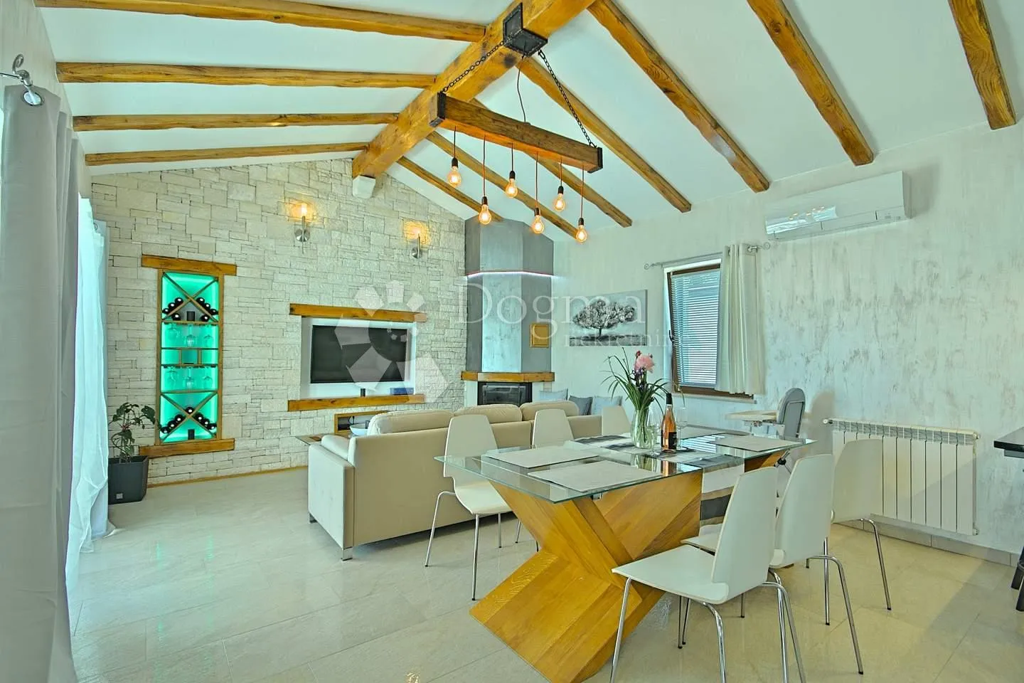 villa na rubu sela nedaleko mora - slika 6
