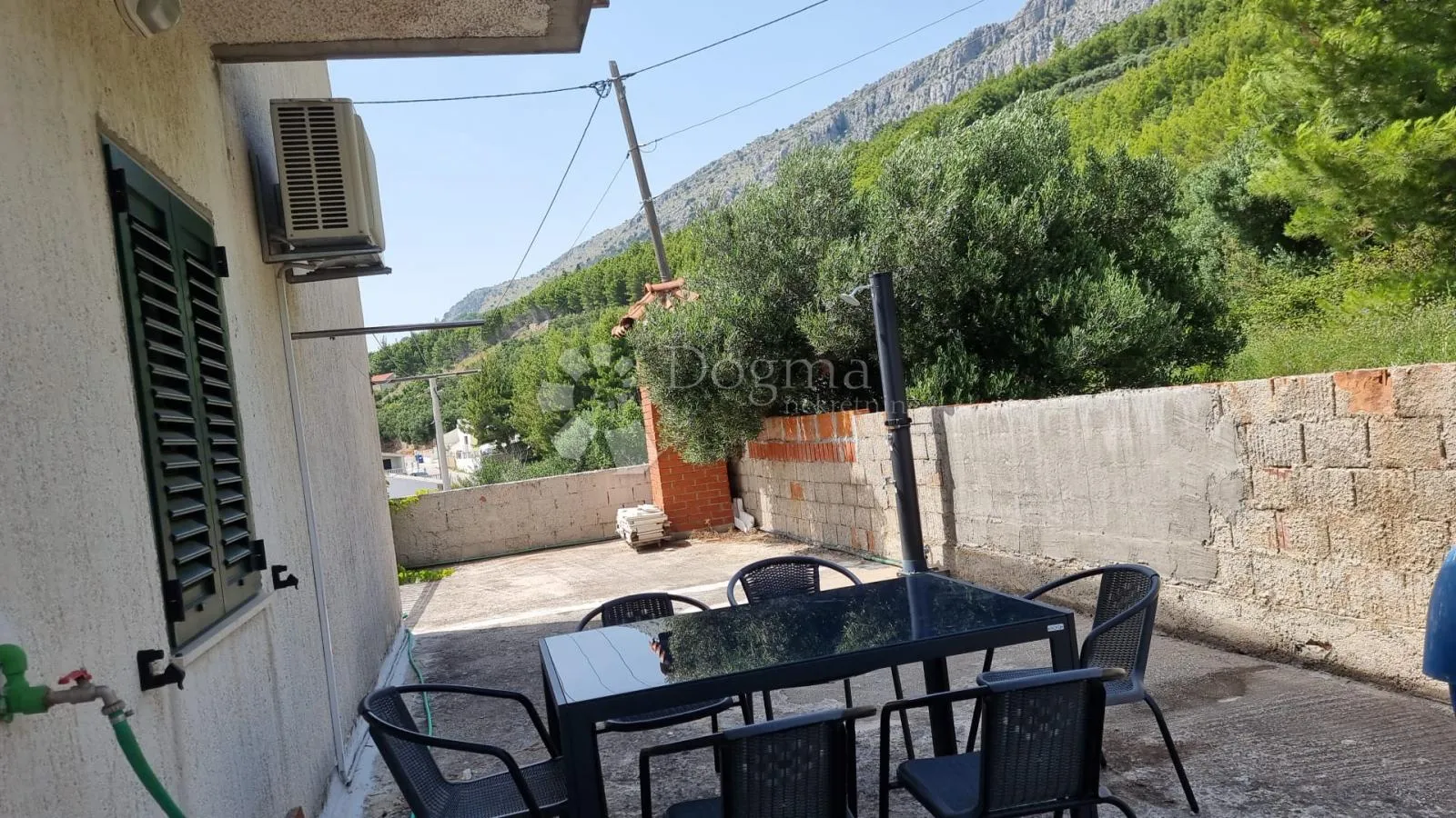 kuća sa tri stana i pogledom na more - slika 16