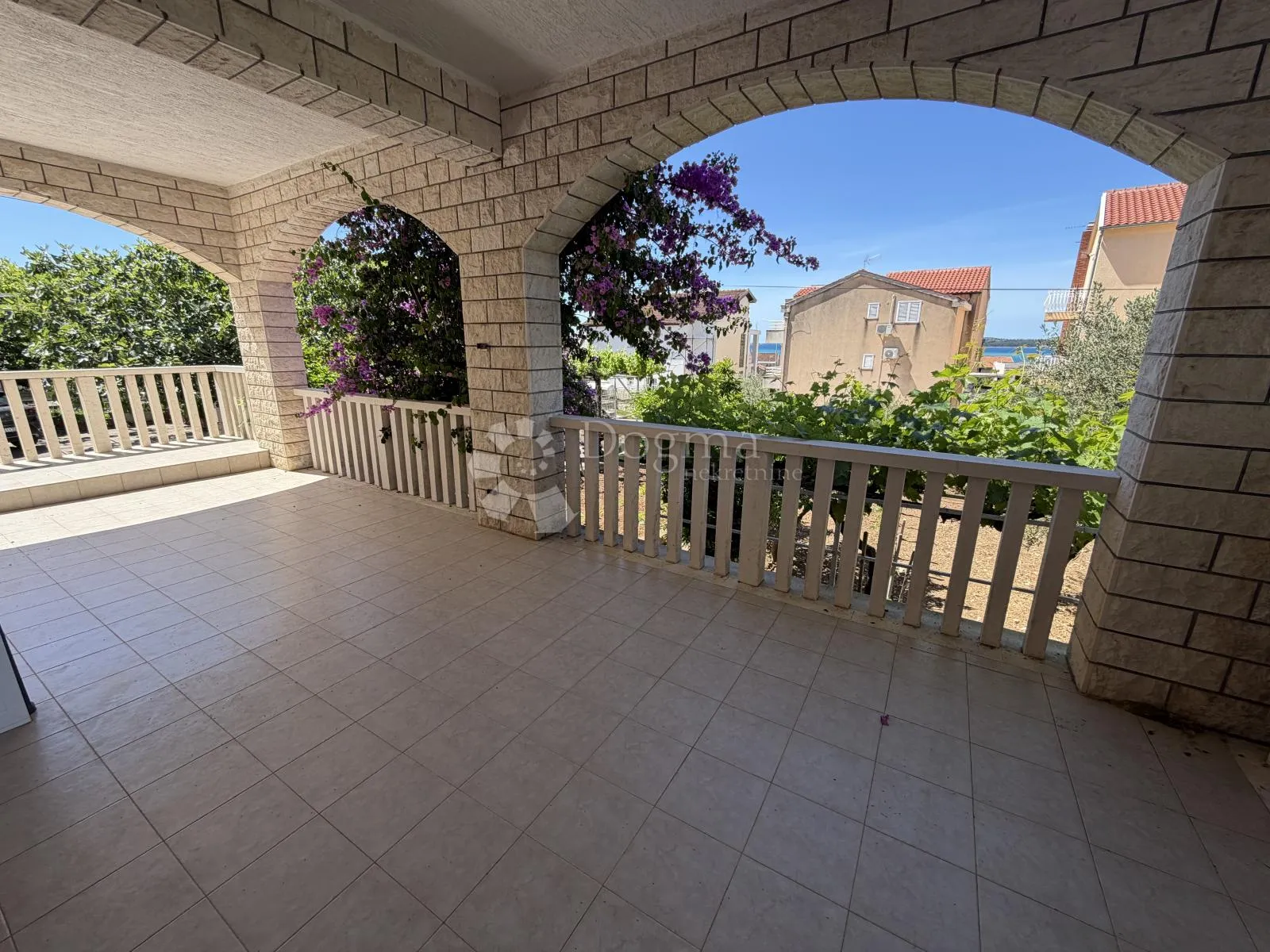 prilika u brodarici- kuća blizu mora, s 6 apartmana i 3-sobnim stanom!! - slika 10