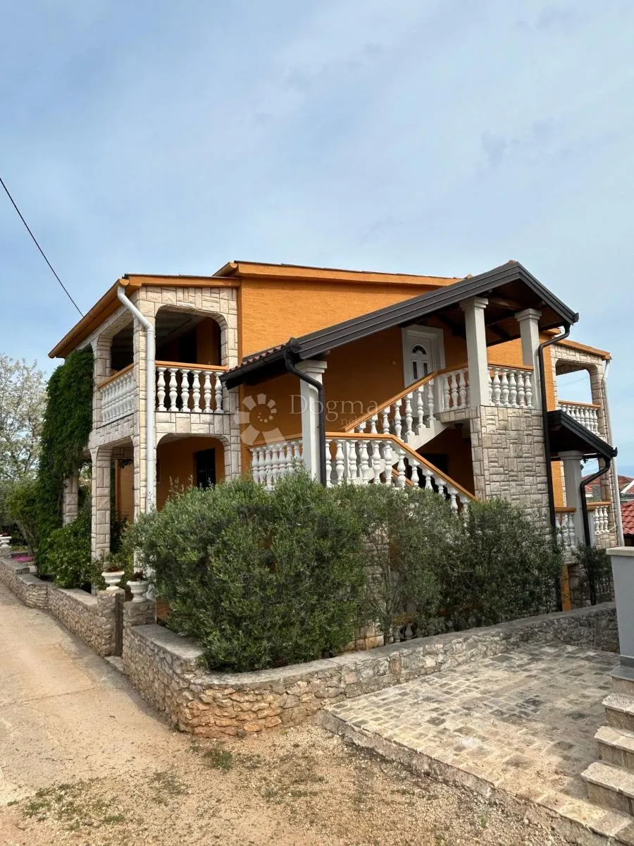 prekrasna kuća s više apartmana, 150 m od mora - slika 12