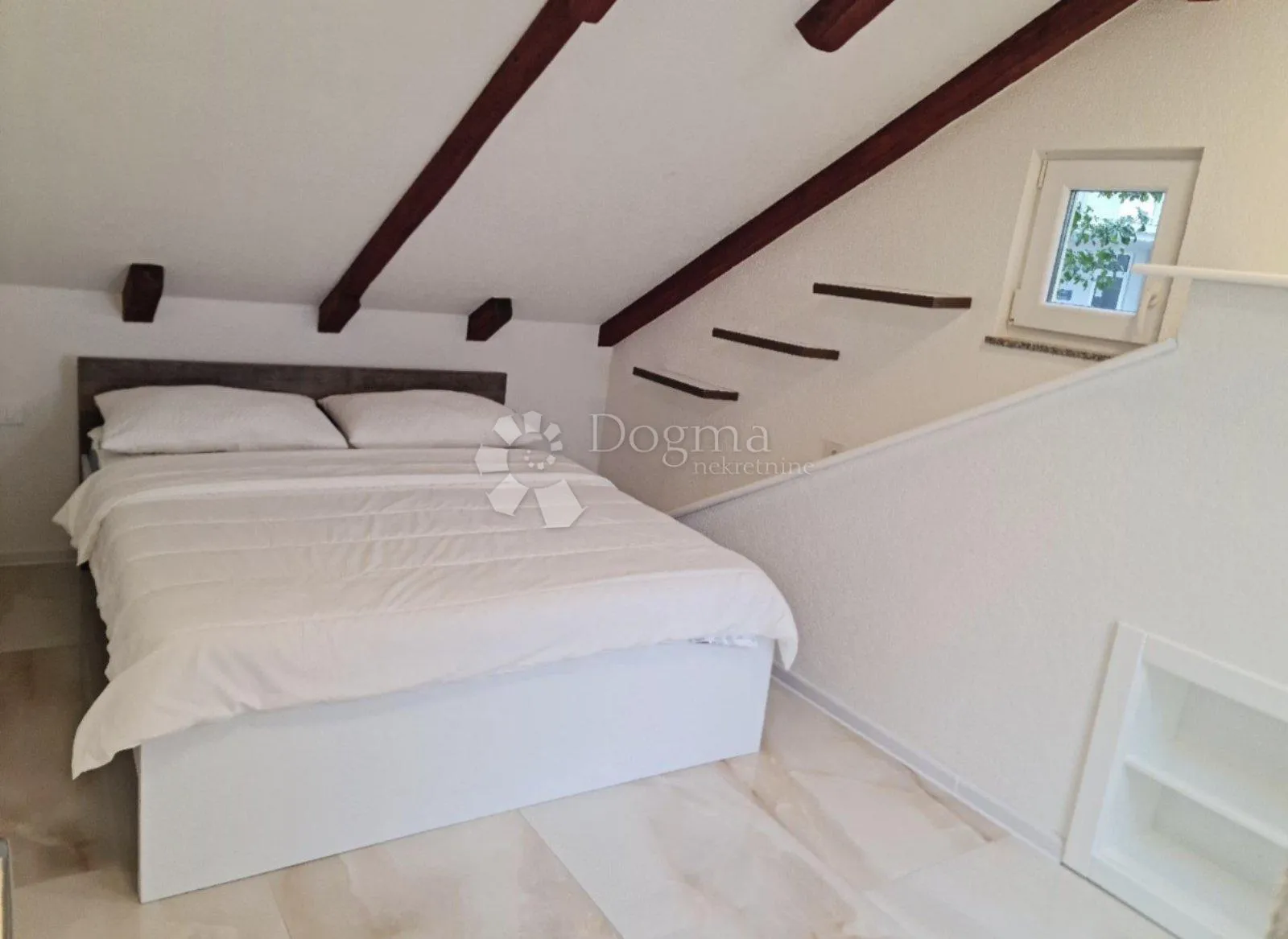 zgrada sa sedam apartmana, prvi red do mora - slika 8
