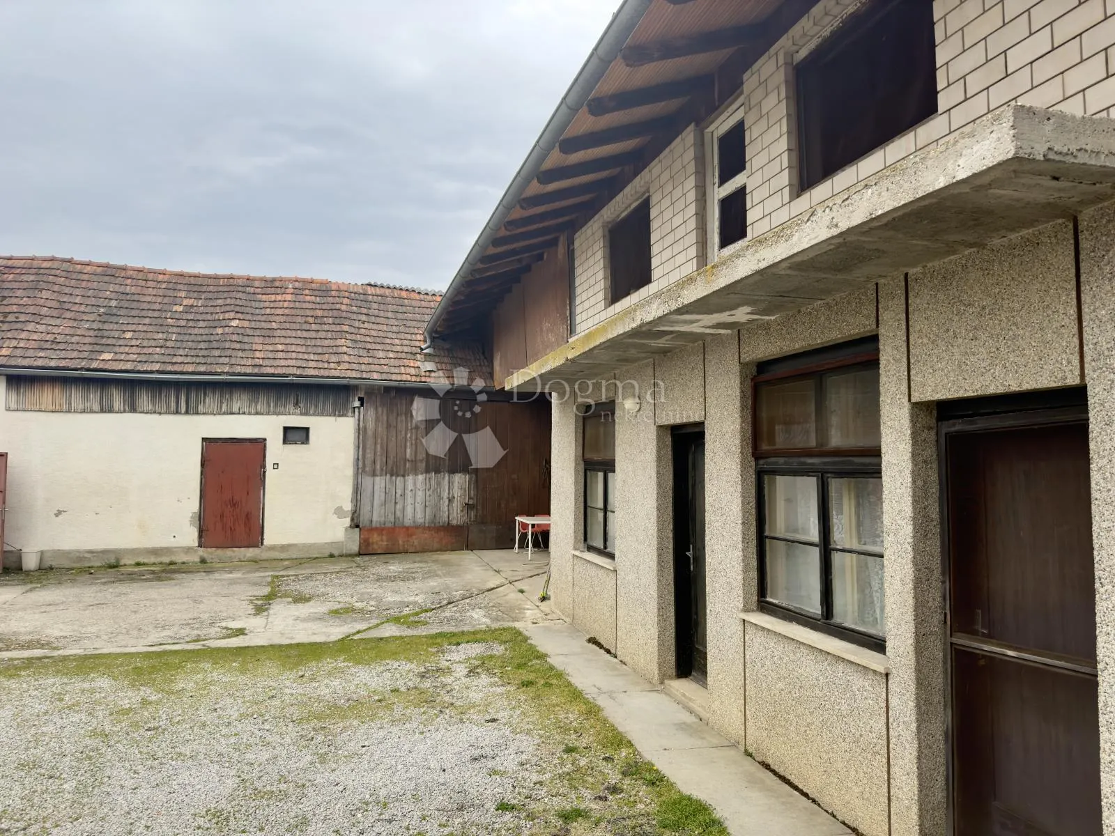 kuća s velikim zemljištem u lukavcu – investicijska prilika - slika 10