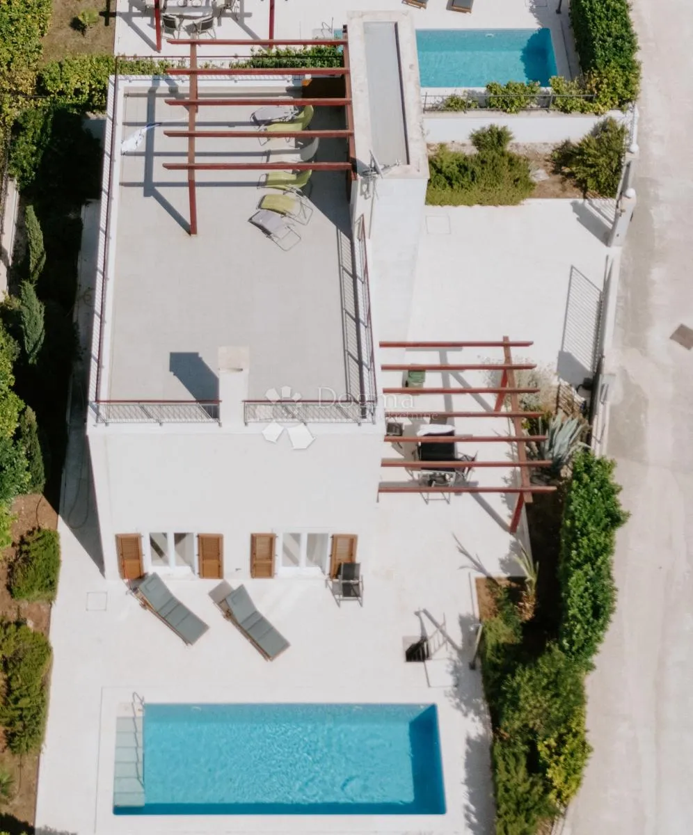 sofisticirana vila s bazenom i panoramskom rooftop terasom u supetru - slika 1