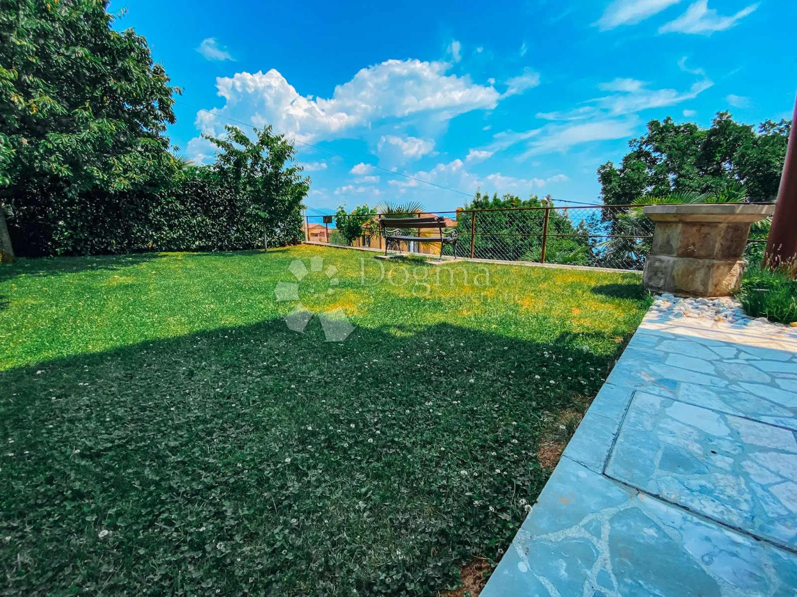 kuća sa 3 apartmana i fenomenalnim pogledom - slika 14