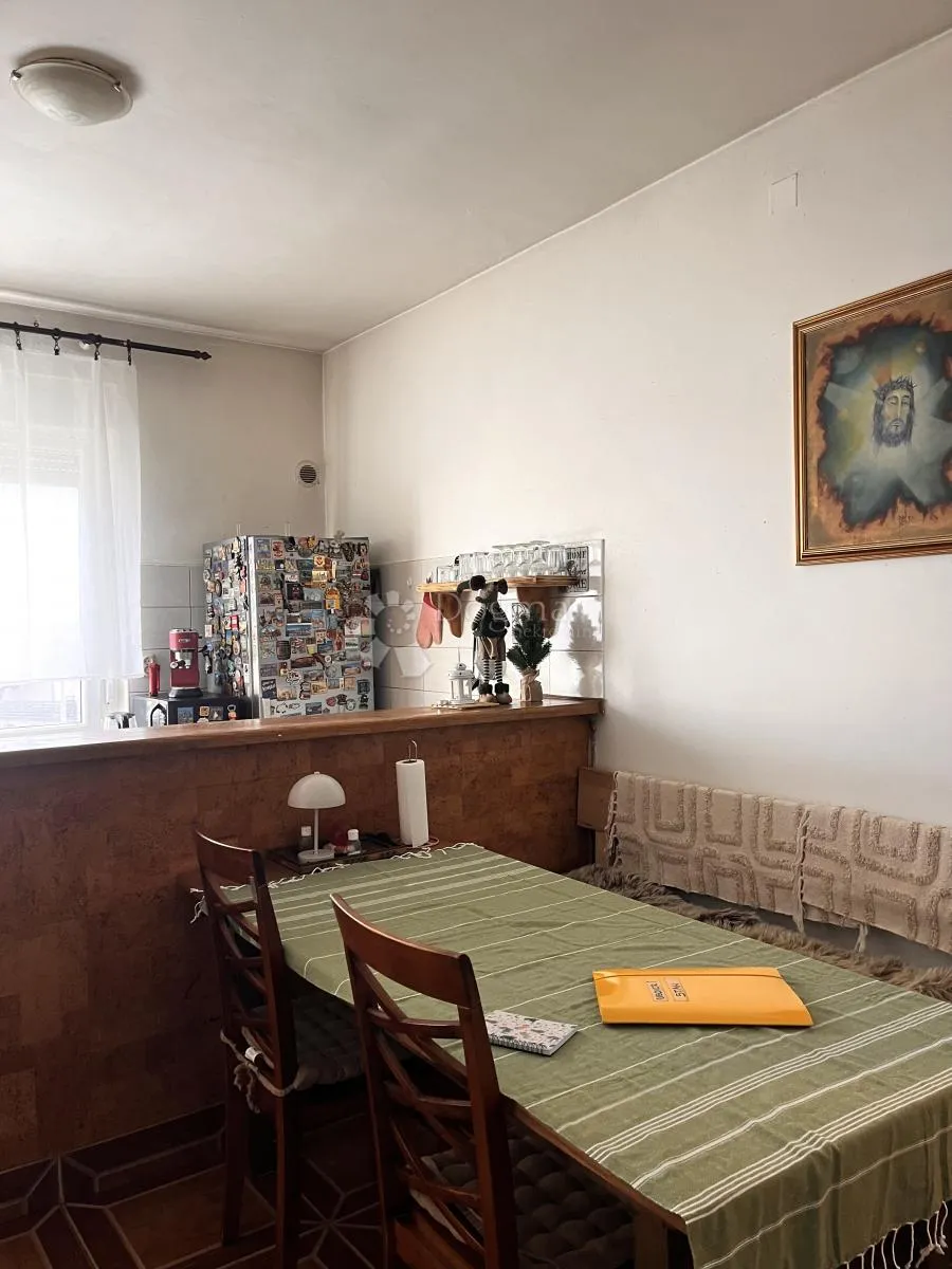 stan sa garažom u zgradi, blizina radničke ceste - slika 8