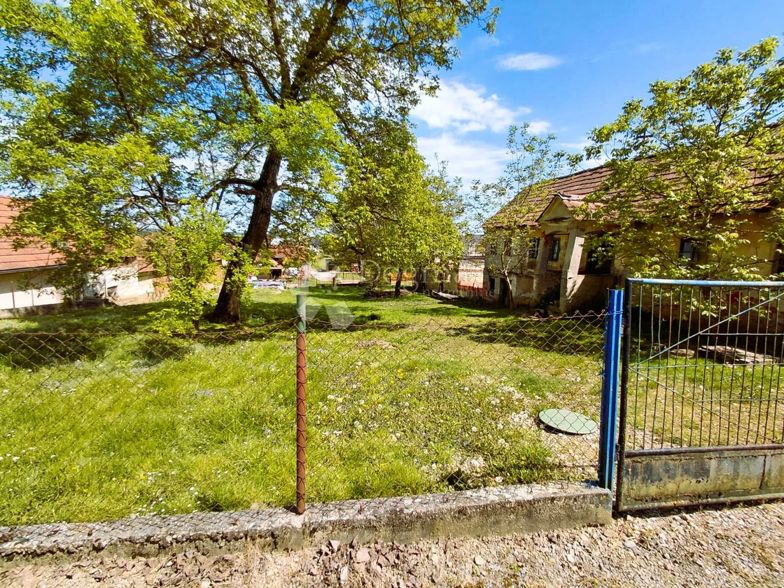 vrlo povoljno građevinsko zemljište sa dvije kuće za renovaciju - slika 4