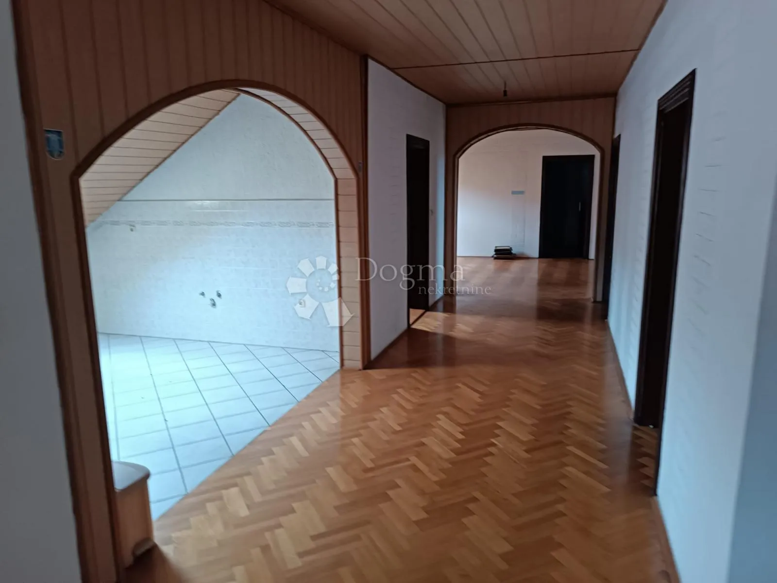 kuća sa radnike ili starački dom - slika 7