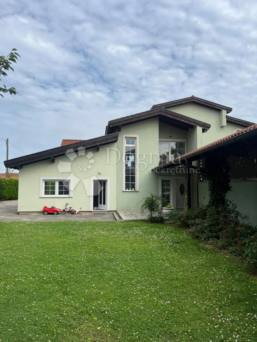 prekrasna vila sa velikom uređenom okućnicom - slika 20