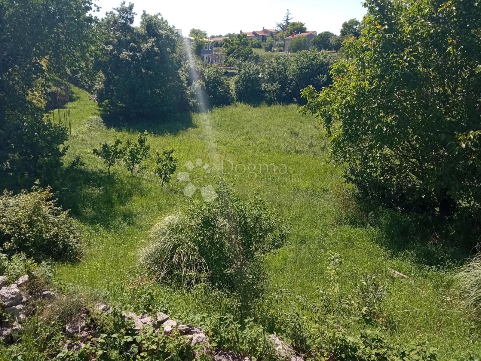građevinsko zemljište u srcu sela - slika 4