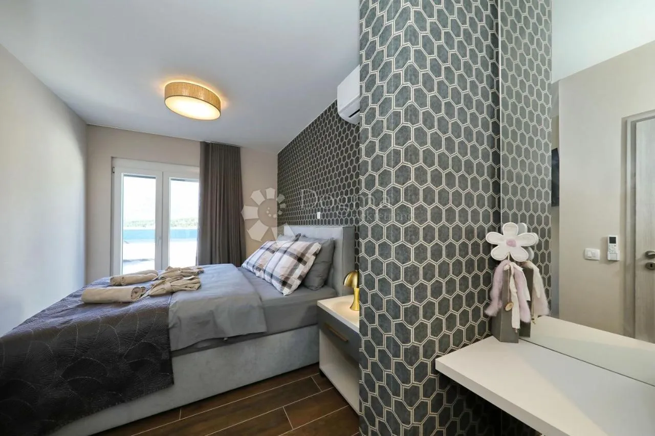 moderna vila s bazenom, prvi red uz more! - slika 39