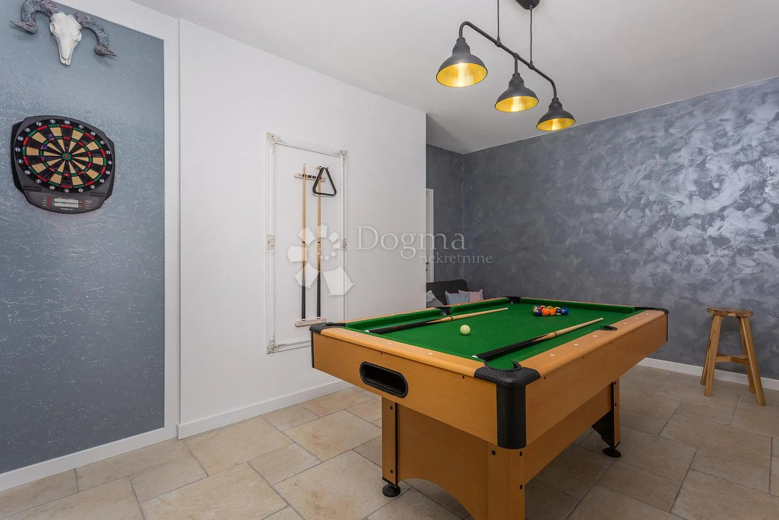 charming stone house with a pool - slika 43