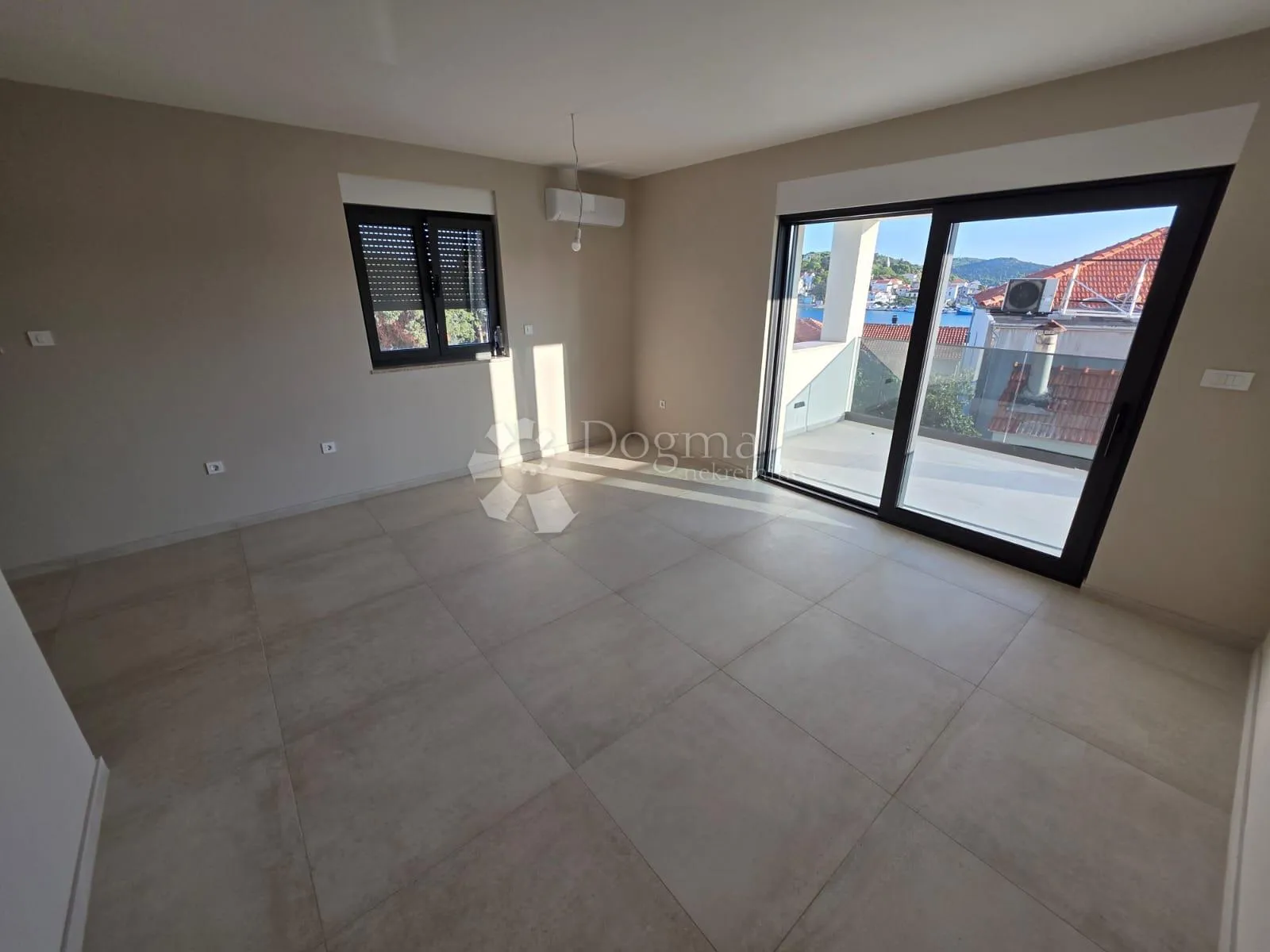 rogoznica- prizemlje u novogradnji 70m od mora - slika 10