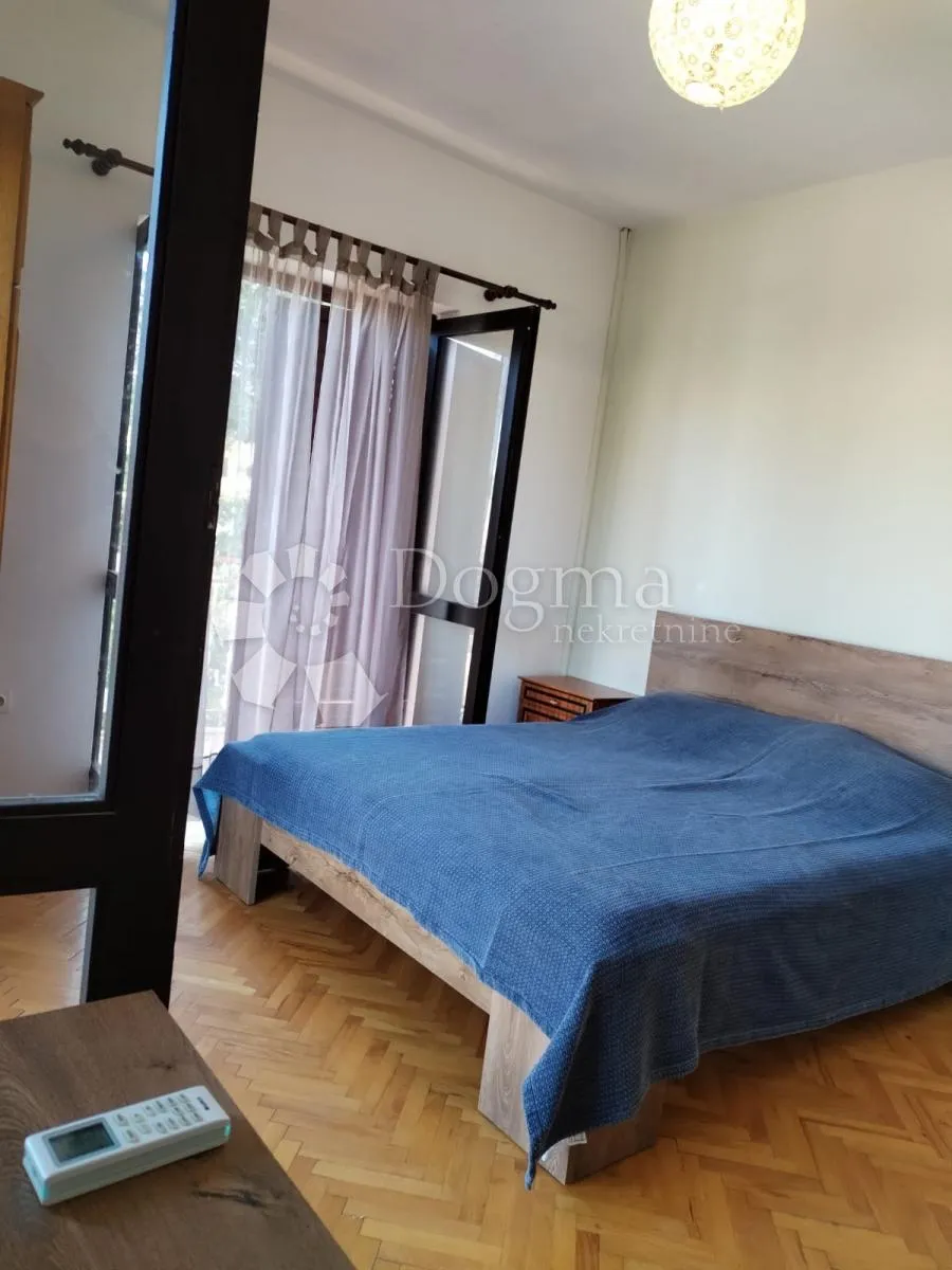 bilice- prostrani dvoetažni stan 4 spavaće - slika 9
