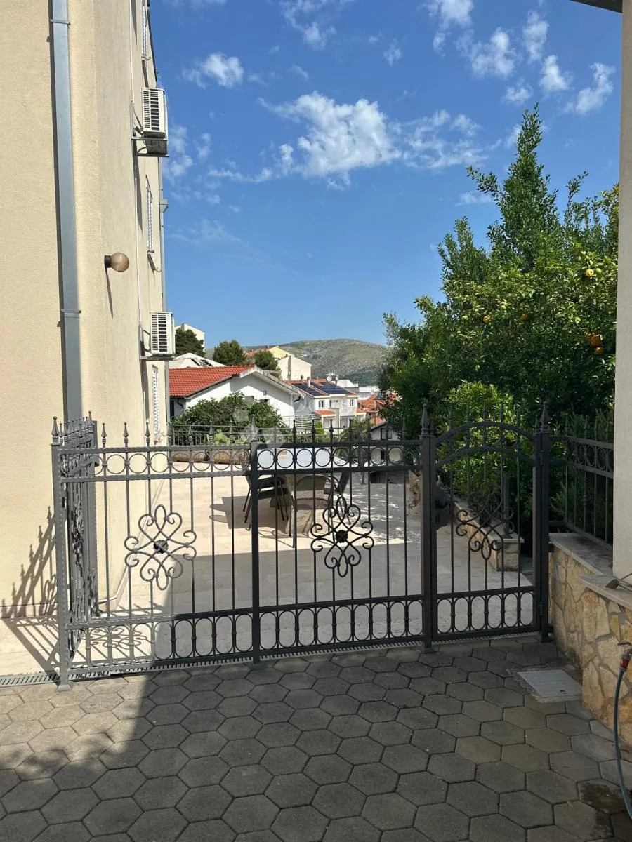 fantastična lokacija, dvojna kuća sa 3 apartmana samo 250 metara do plažena - slika 4