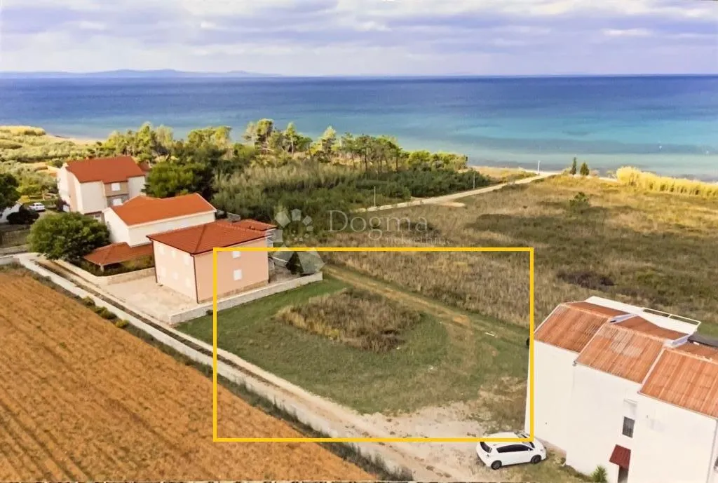 atraktivno građevinsko zemljište 633m² svega 130m od mora! - slika 2