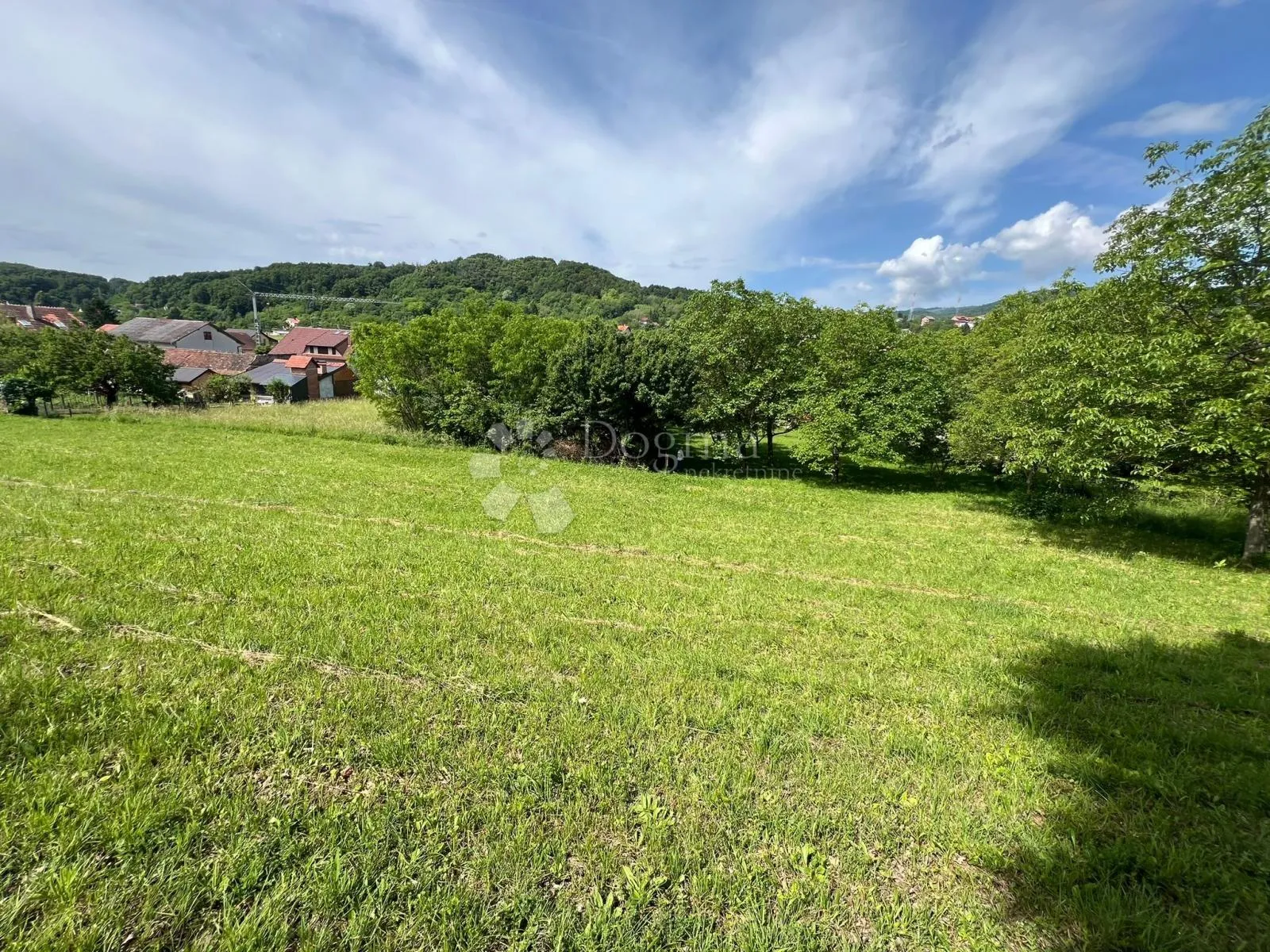 građevinsko zemljište s priključcima uz glavnu cestu 1750m2 - slika 5