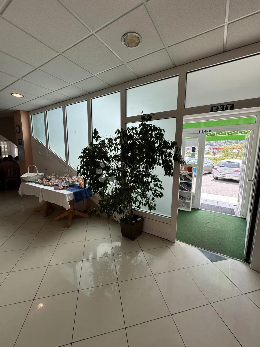 uhodan restoran + veliki parking - slika 6