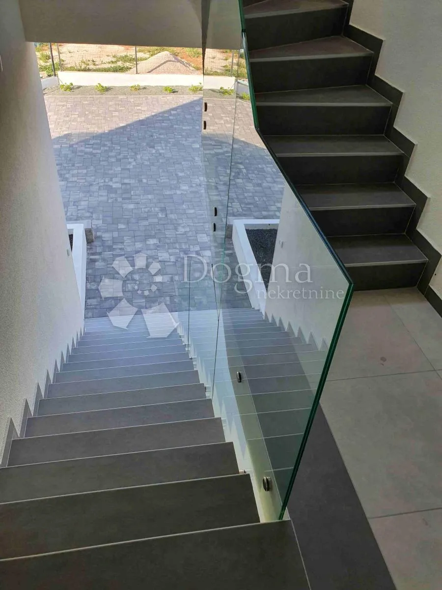 vila sa 4 apartmana, 2 bazena, 200 metara od mora - slika 31
