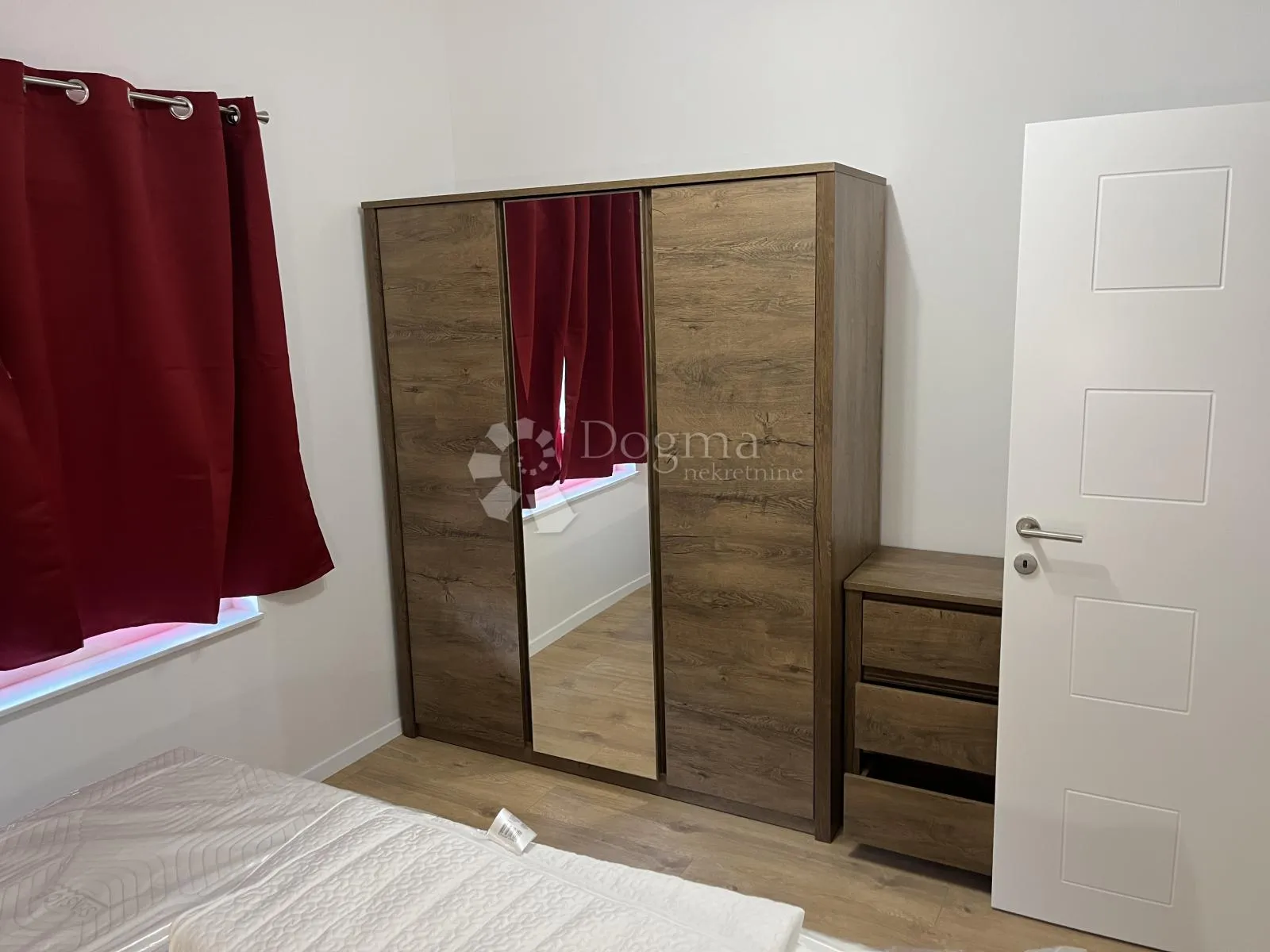 prilika! predivna vila s bazenom u zaleđu vodica - slika 34