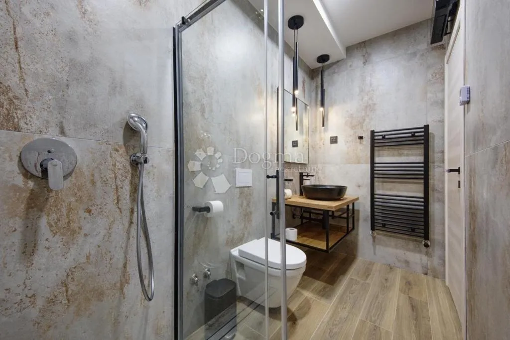 nova villa s bazenom, saunom i jacuzzijem - slika 20