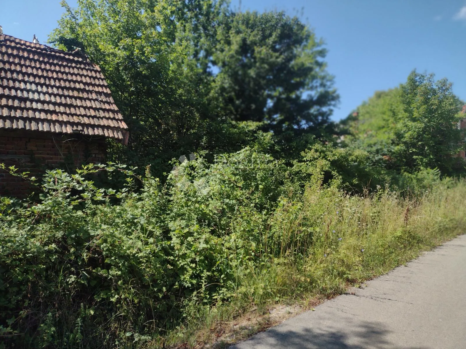 2 građevinske parcele, 2 kuće za adaptaciju - slika 2