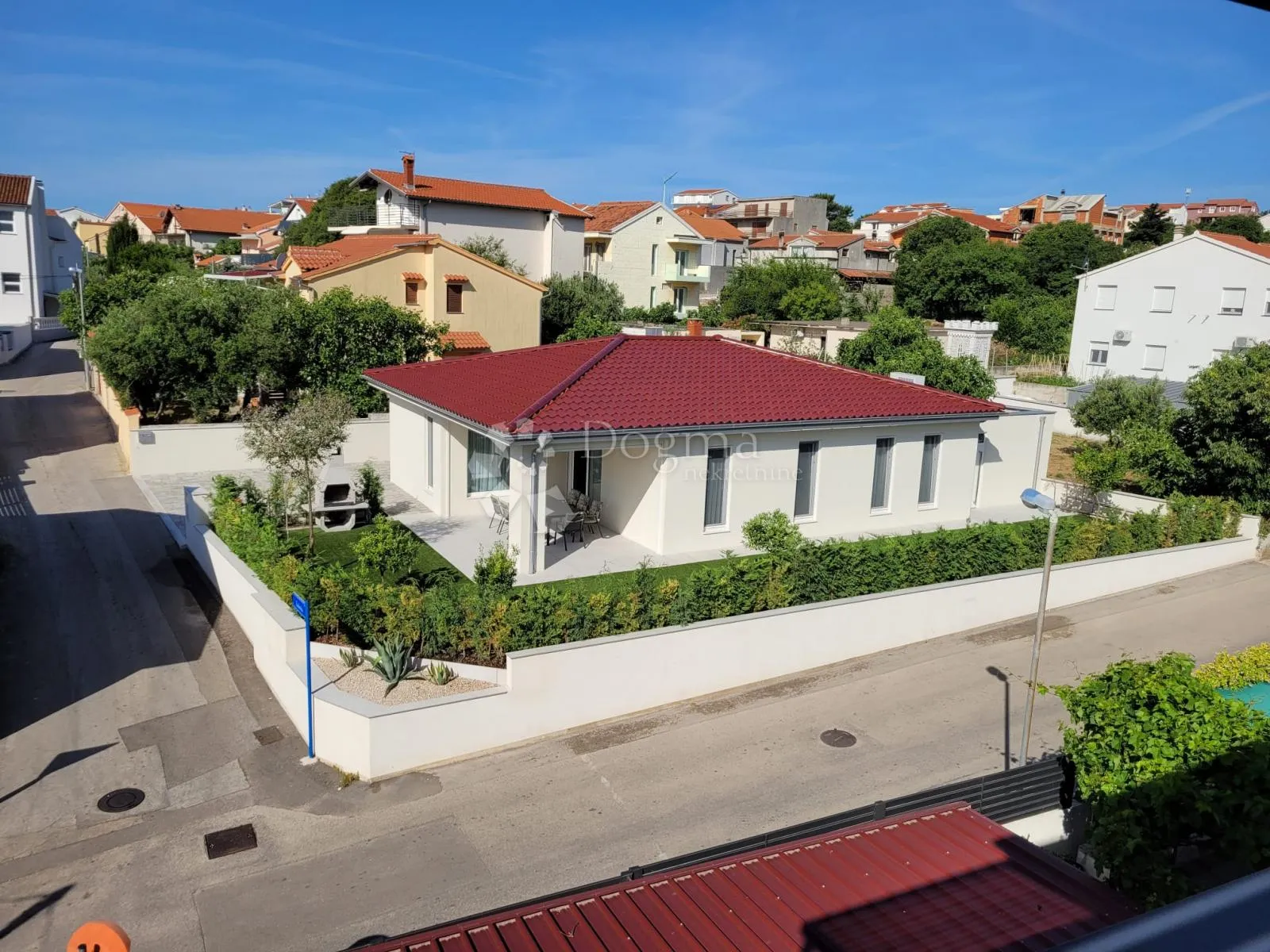 vodice - prekrasna novoizgrađena kuća s garažom i dvorištem - slika 2