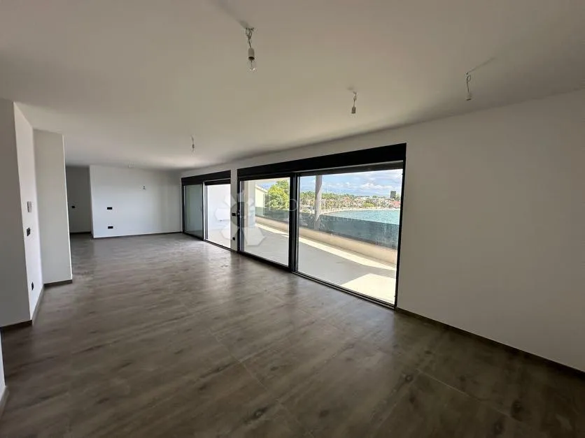 luksuzni apartman na moru - slika 16