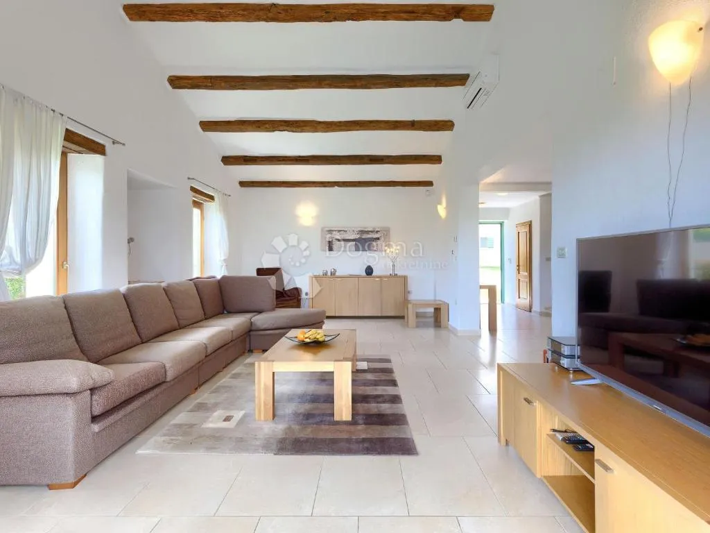 šarmantna vila na brežuljku - slika 3