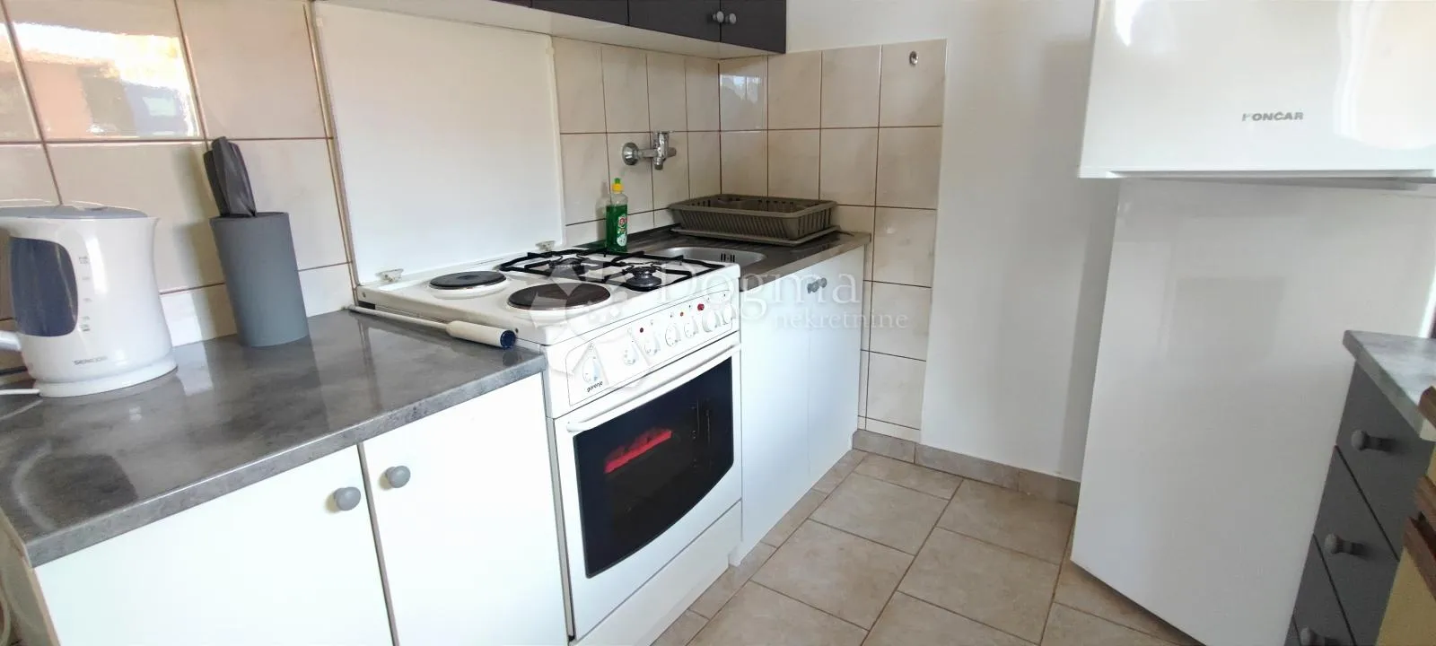 top samostojeća kuća s 3 apartmana (300m od mora), povljana - slika 11