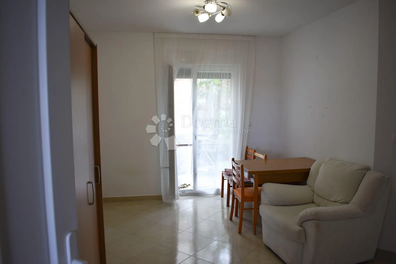 2 stana s privatnim dvorištem i 3 parkirna mjesta! - slika 15