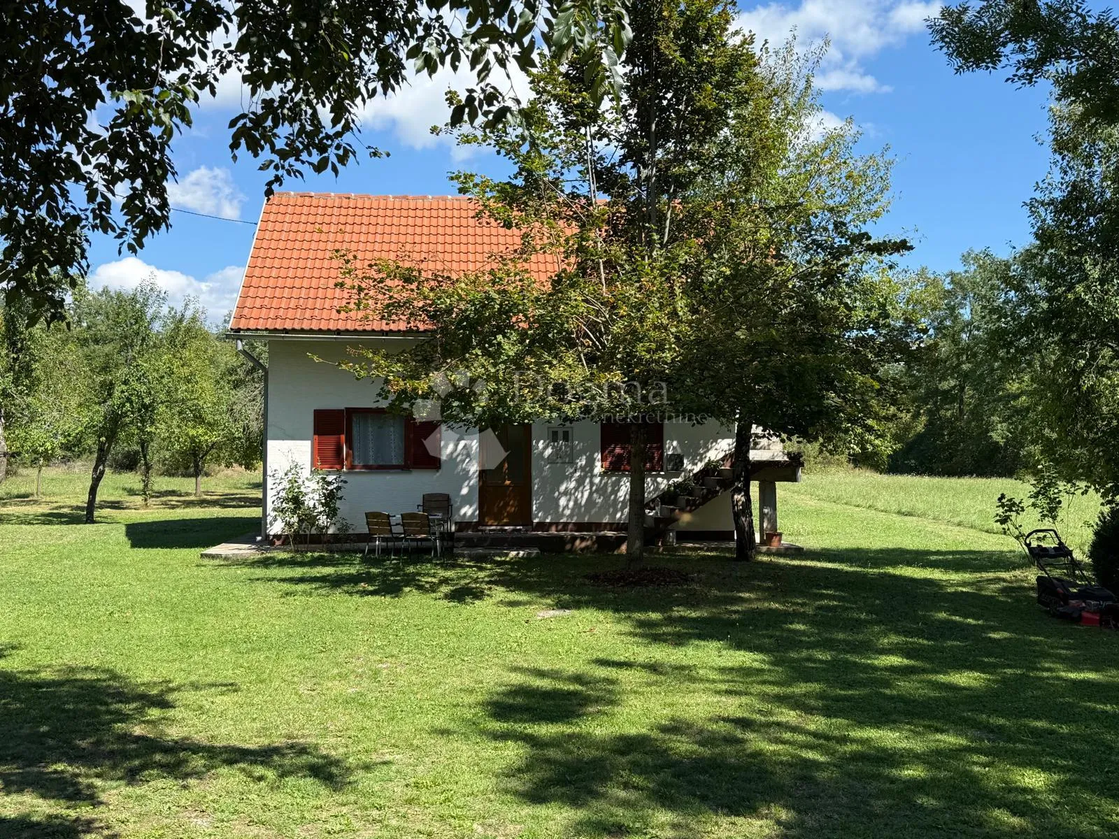 kuća s uređenim dvorištem 2088 m2 , 70% izgradivosti - slika 2