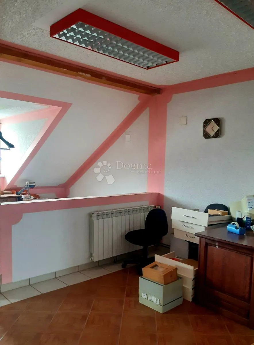 veliki stan u stambeno-poslovnoj zgradi u ogulinu - slika 6