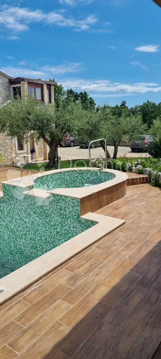uhodani posao vila sa restoranom 2 km od mora - slika 2