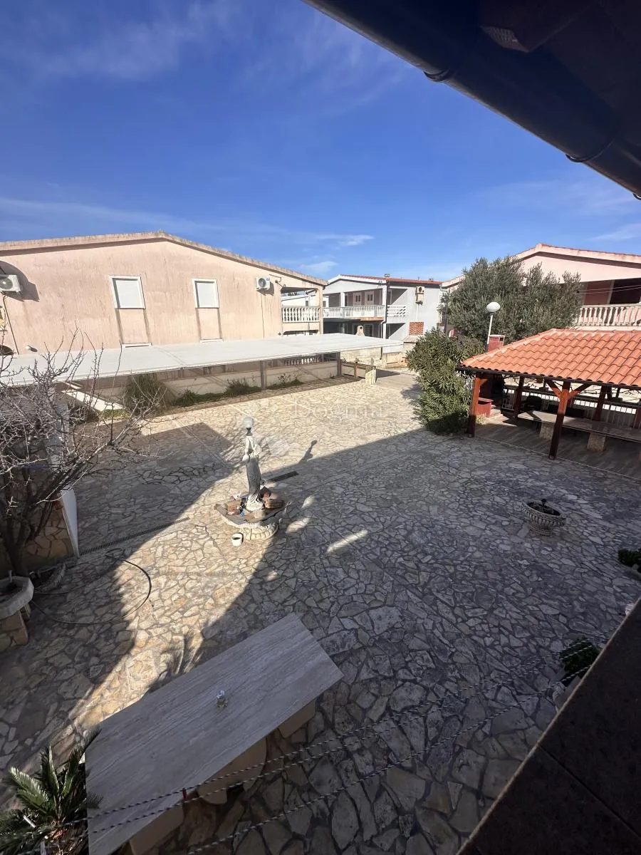 vir kuća sa 8 apartmana uhodana u posao sa turizmom - slika 15