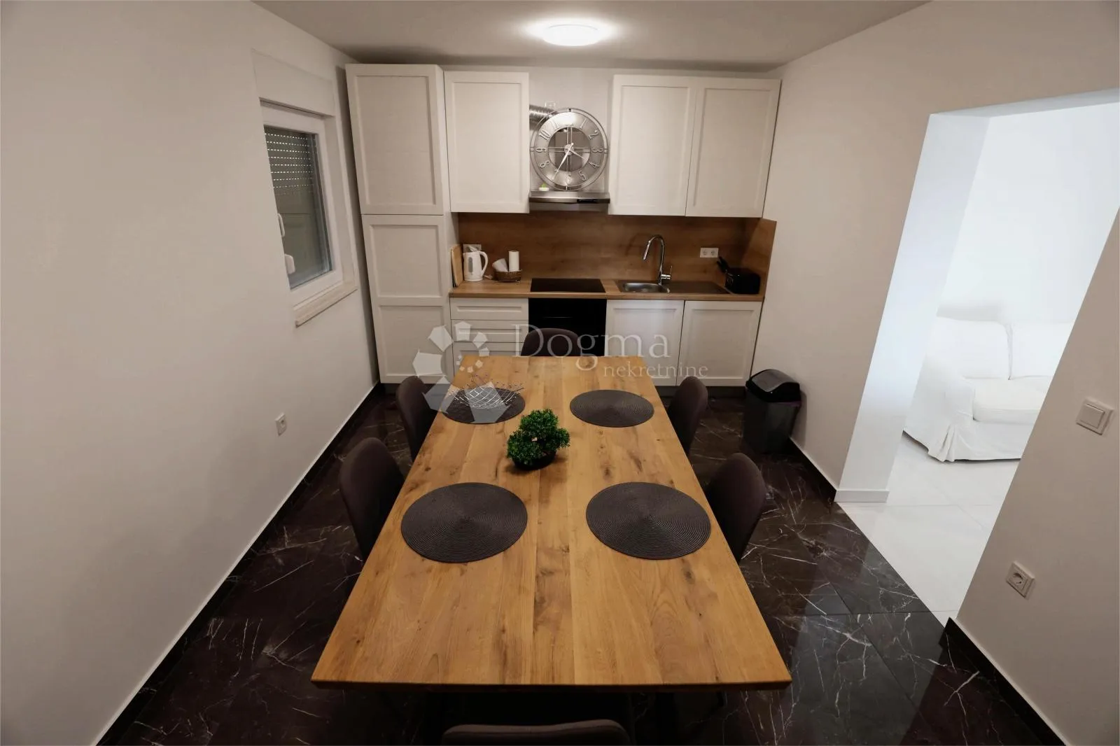 namješteni apartman u mirnom dijelu sukošana, odmah useljiv - slika 2