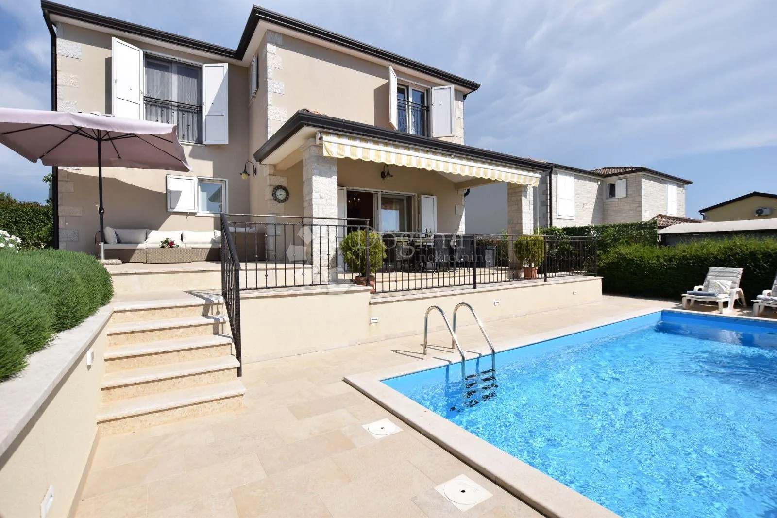 Poreč okolica - šarmantna vila s 3 spavaće sobe i bazenom
