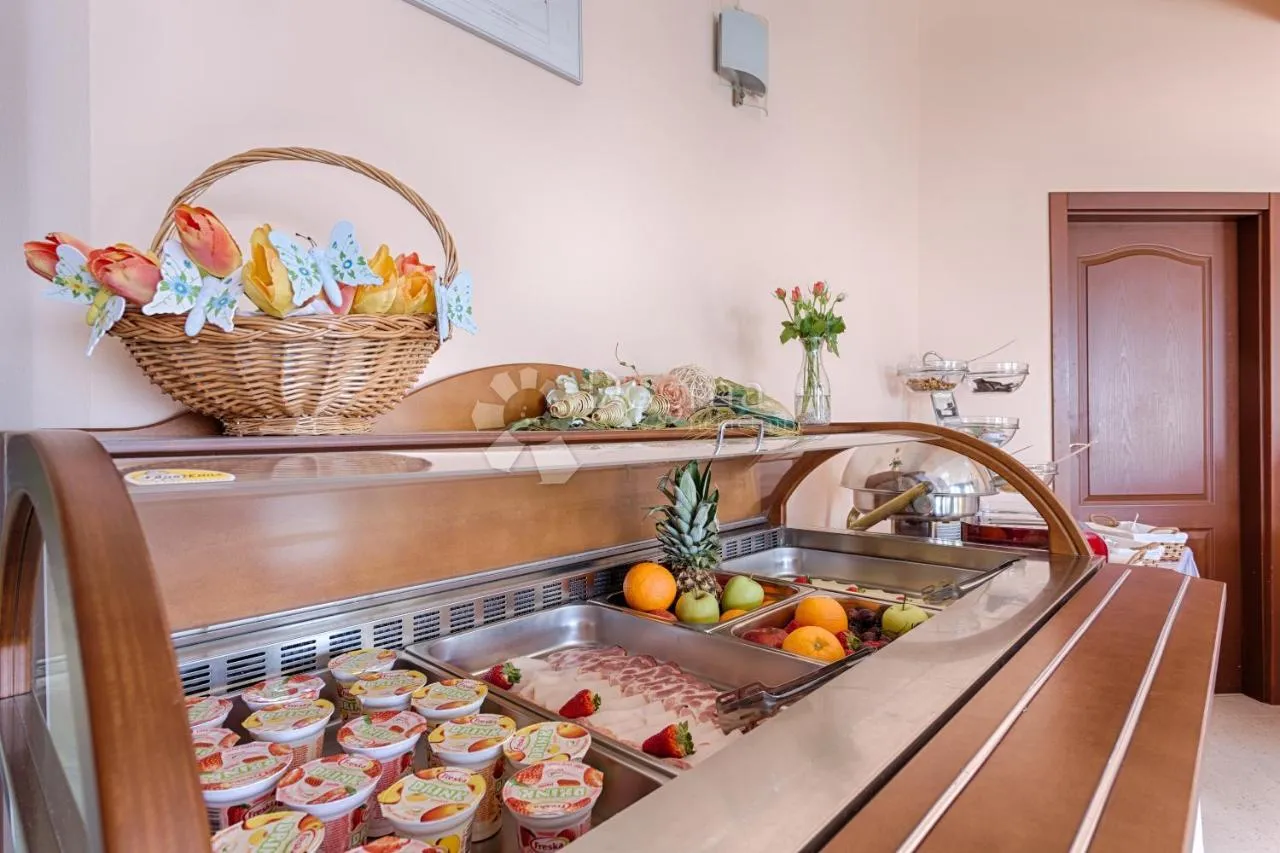prekrasan obiteljski hotel sa restoranom, 80m do mora! - slika 7