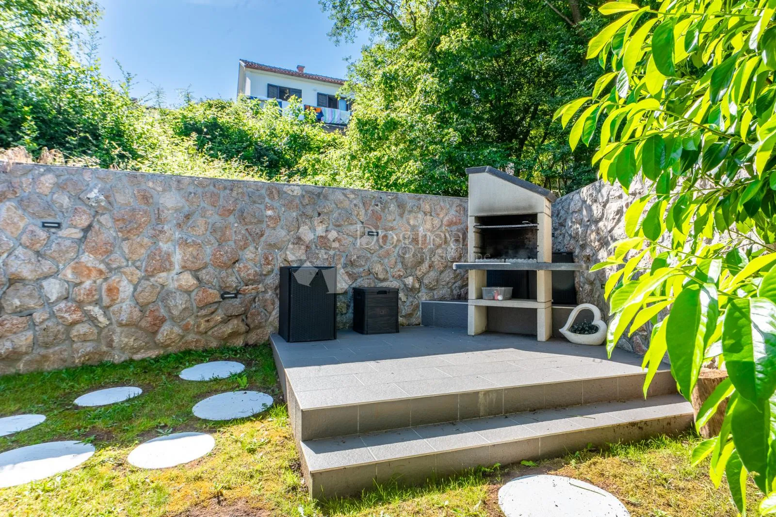 vila s bazenom na krku – odmor i investicija! - slika 18