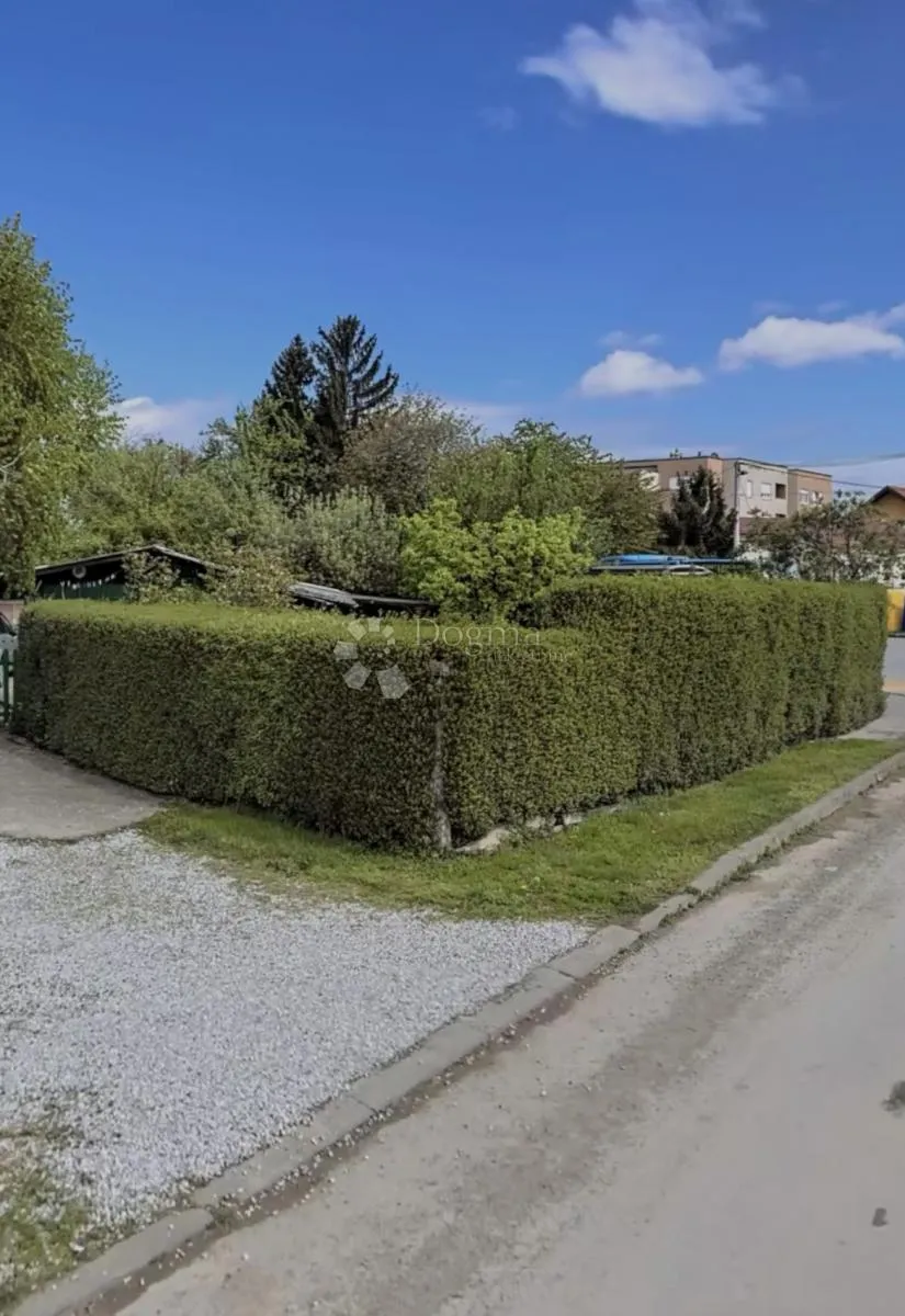 stan sa garažom u zgradi, blizina radničke ceste - slika 14