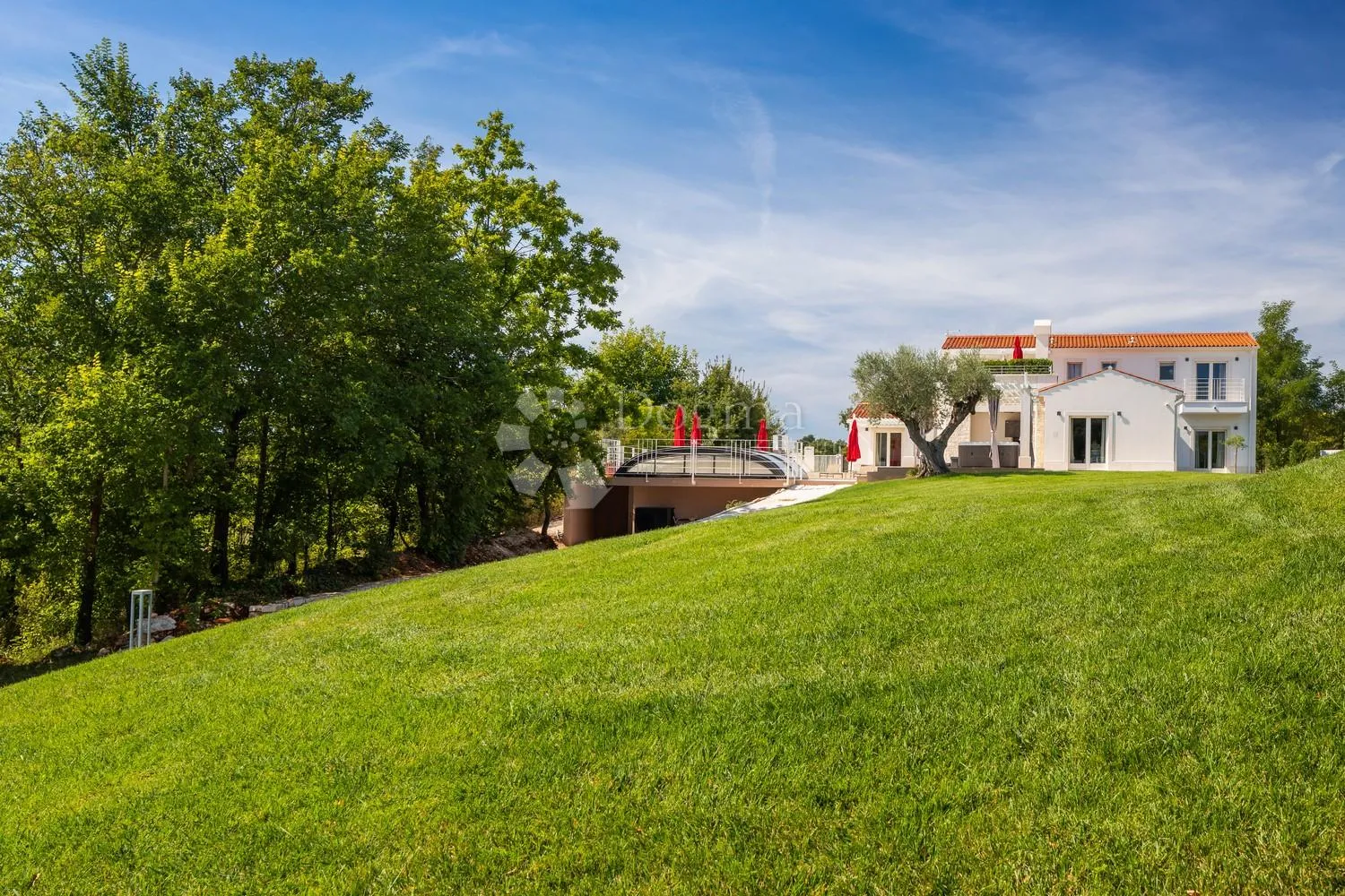 prostrana villa s bazenom i sadržajima na rubu sela - slika 3