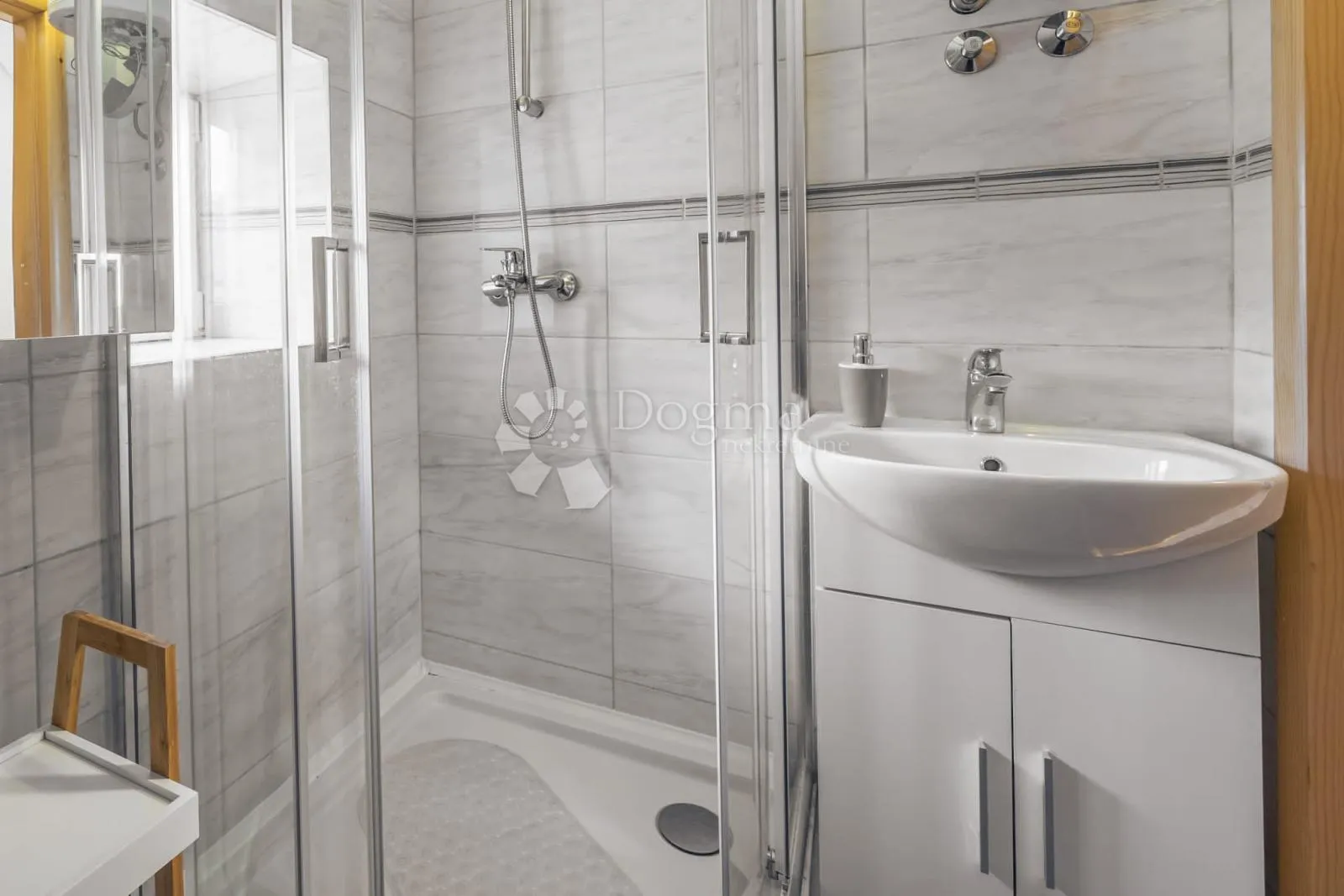 renovirana kamena kuća u centru kaštel starog - slika 12