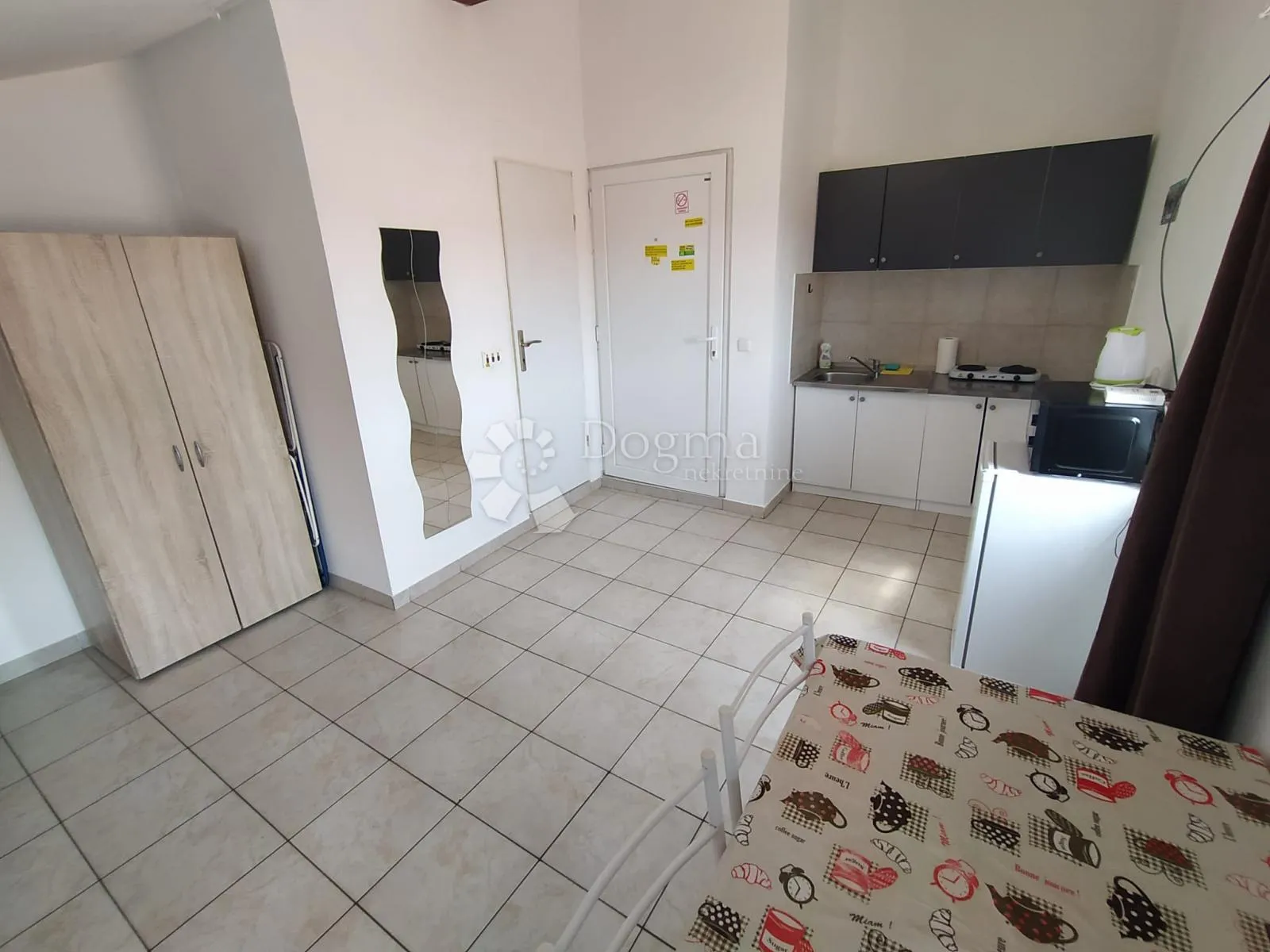 trosoban stan u centru pule - 3 studio apartmana - slika 17