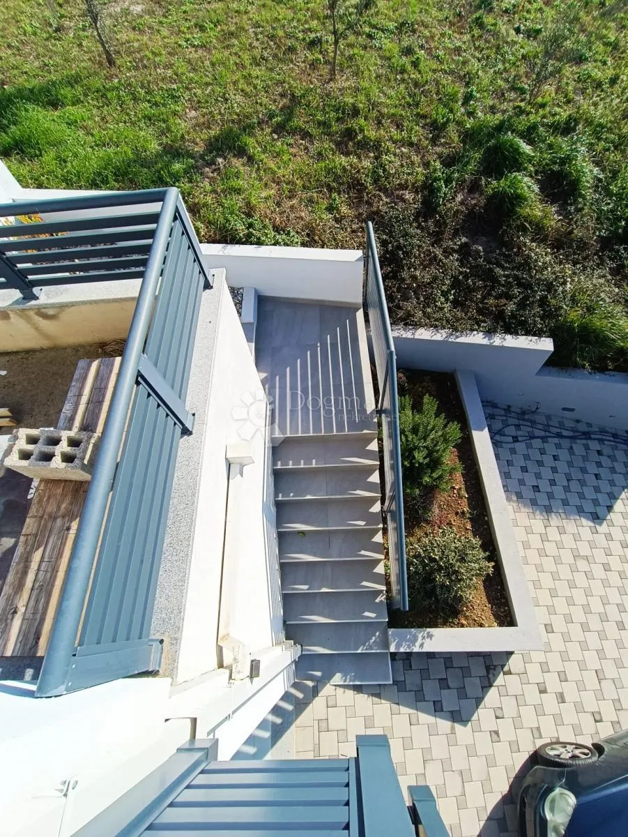 novoizgrađena kuća, gornja podstrana - slika 26
