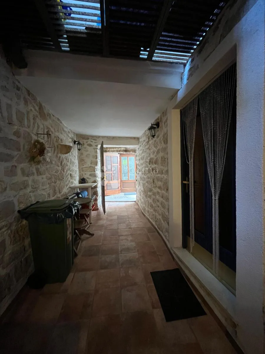 šarmantna kamena kuća na murteru - slika 29